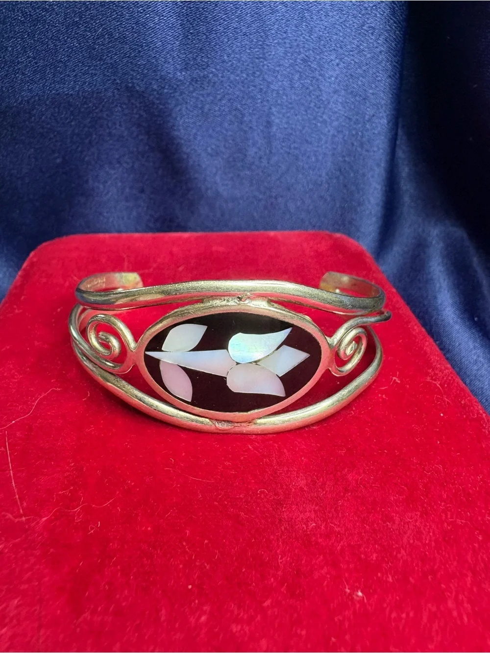 Bracelet Alpaca Mexico Mother-of-Pearl Black Onyx Cuff Floral Design Vintage